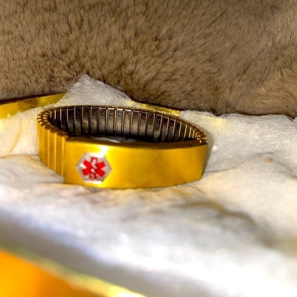 VTG Speidel USA Gold Tone Stretch Bracelet 8” 17mm Wide Secret compartment - Picture 2 of 5